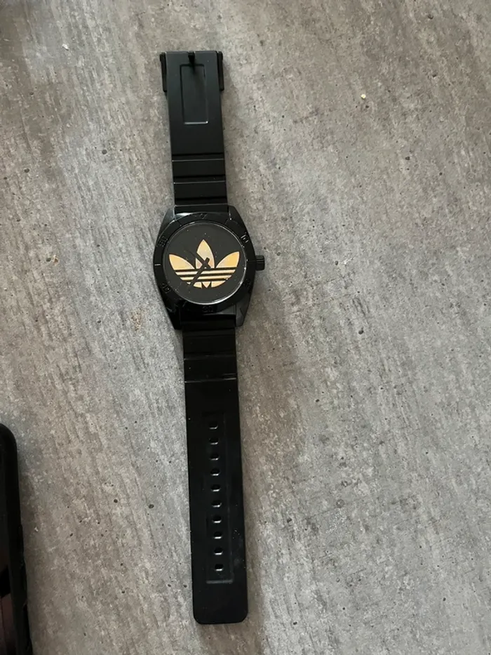 Montre adidas couleur noir