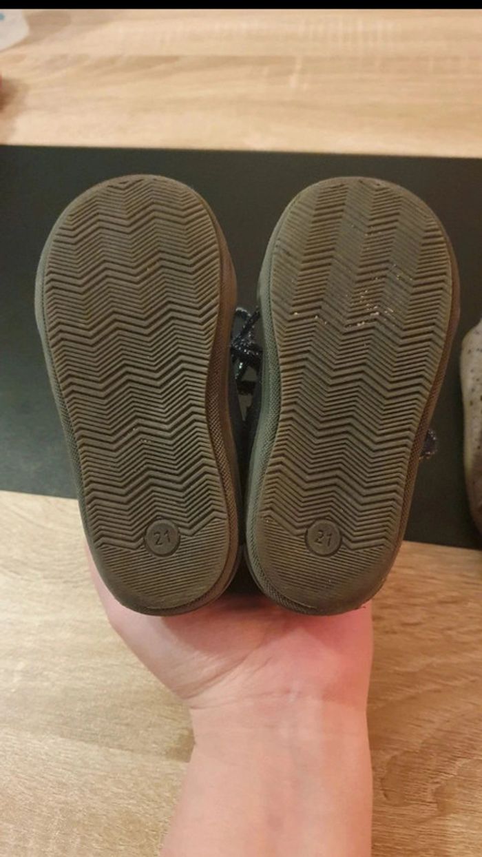 Lot de 2 paires de chaussures pointure 21 - photo numéro 3