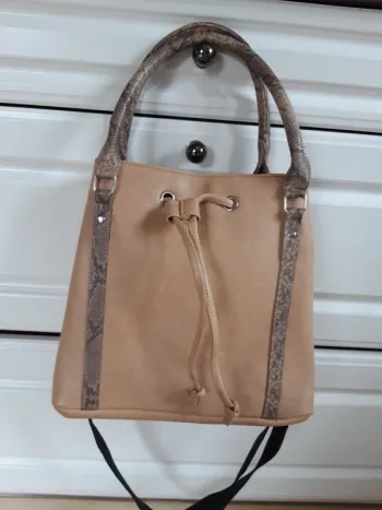 Sac style sac seau porté main et bandoulière