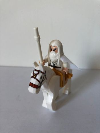 Figurine type lego Gandalf le mage blanc à cheval. le seigneur des anneaux