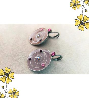 Boucles d’oreilles rondes à spirale rose pailleté – Collection Reflets de Lavande