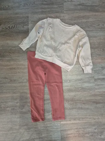 Sweat beige à broderies anglaises et legging rose