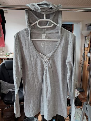 Joli tee-shirt manches longues à capuche, gris, détails boutons et petit nœud devant - T.40