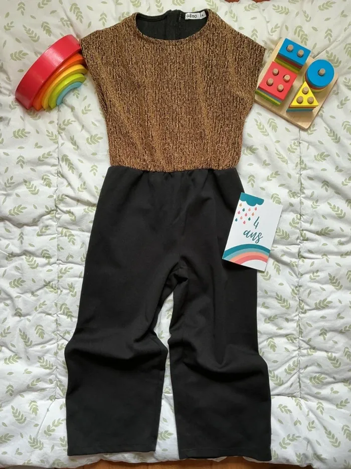 combinaison pantalon noir et paillettes or manches courtes gémo 4 ans