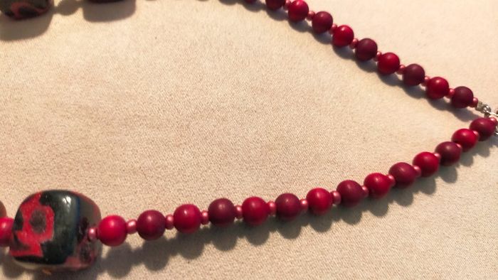 Collier vintage perles rouges & perles carrées noires à motifs rouges – Collection Terres d’Ailleurs - photo numéro 6