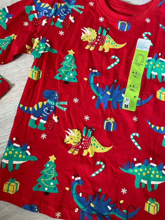 T-shirt Primark, thème Noël et dinosaures taille 4 5 ans neuf - photo numéro 2
