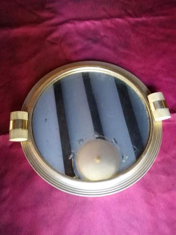 Plateau en verre avec poignées entouré d'un métal doré