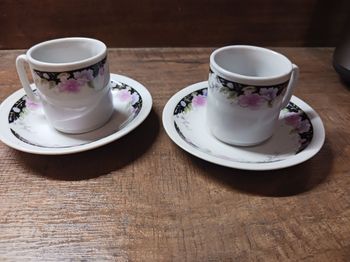 Lot de 2 tasses avec soucoupes blanche et décor fleuri neuves