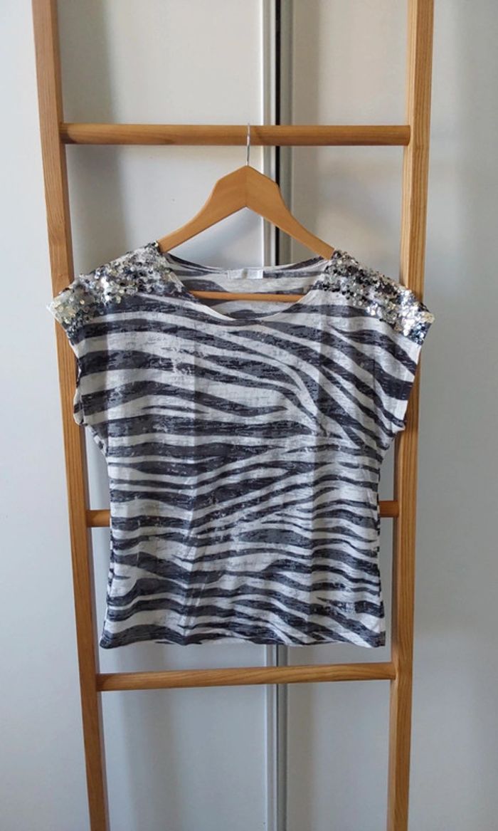 Jolie blouse zébrée noire blanc  argenté  T 38 - photo numéro 4