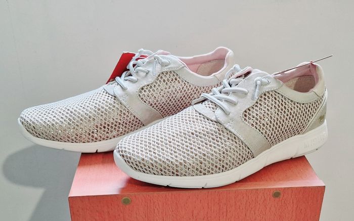 Baskets mustang neuves pointure 40