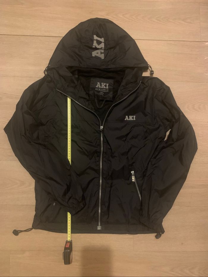 K way noir avec capuche marque aki taille 16ans