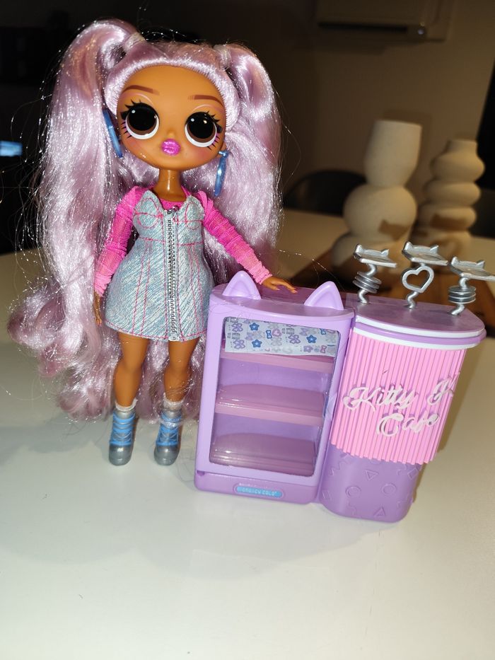 Poupée lol omg faux ongles