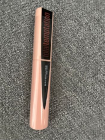 Mascara noir maybelline new-york total temptation neuf avec étiquette