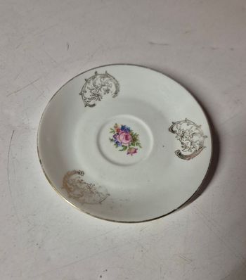 Sous tasse en porcelaine blanche fleurie Avec dorure