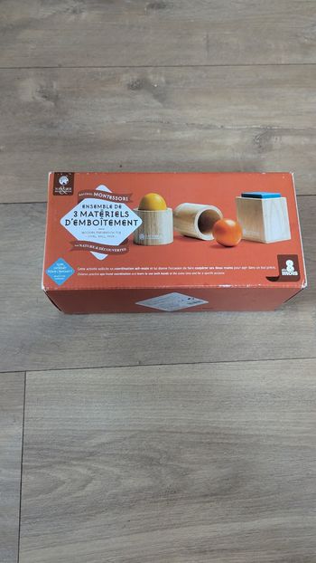 JoNeuf. Jamais sorti de l'emballage. Ensemble de 3 matériels d'emboîtement. Dès 8 mois. Cette activité sollicite la coordination main-oeil et donne l'occasion à bébé de faire coopérer ses deux mains pour agir dans un but précis.uet Montesso