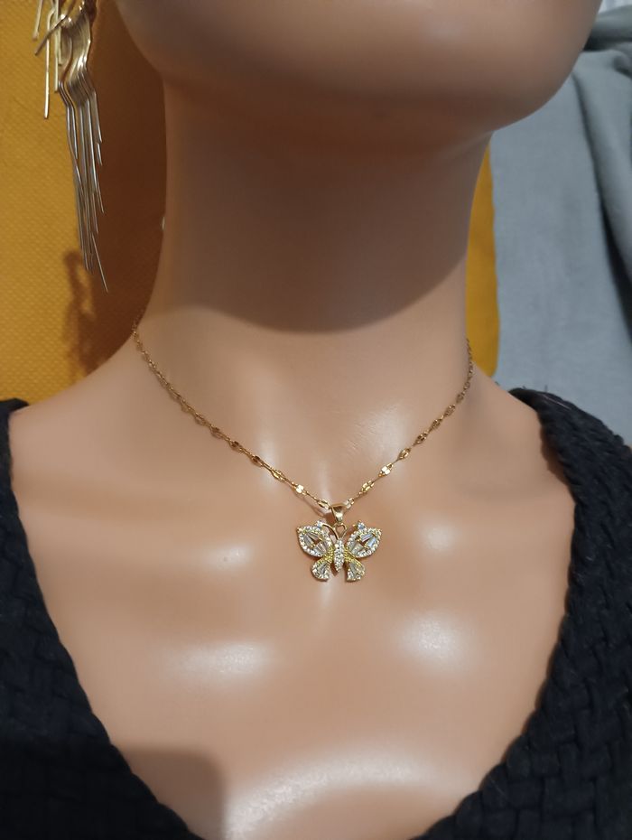 Collier en papillon
