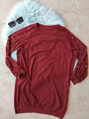 🕶 robe courte ou tunique rouge