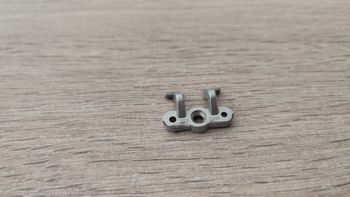 Fixation capot avant pièce détachée miniature Bburago Burago Chevrolet Corvette C5 1997 coupé 1/18 1