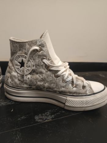 Converses plateforme à motif floral