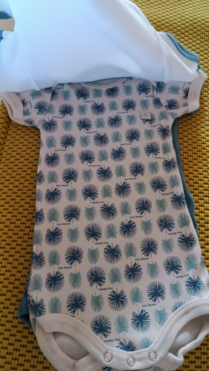 Petit Bateau. Lot de 3 Bodies manches courtes. 100% Coton. Taille 3 mois 60 cm - photo numéro 3