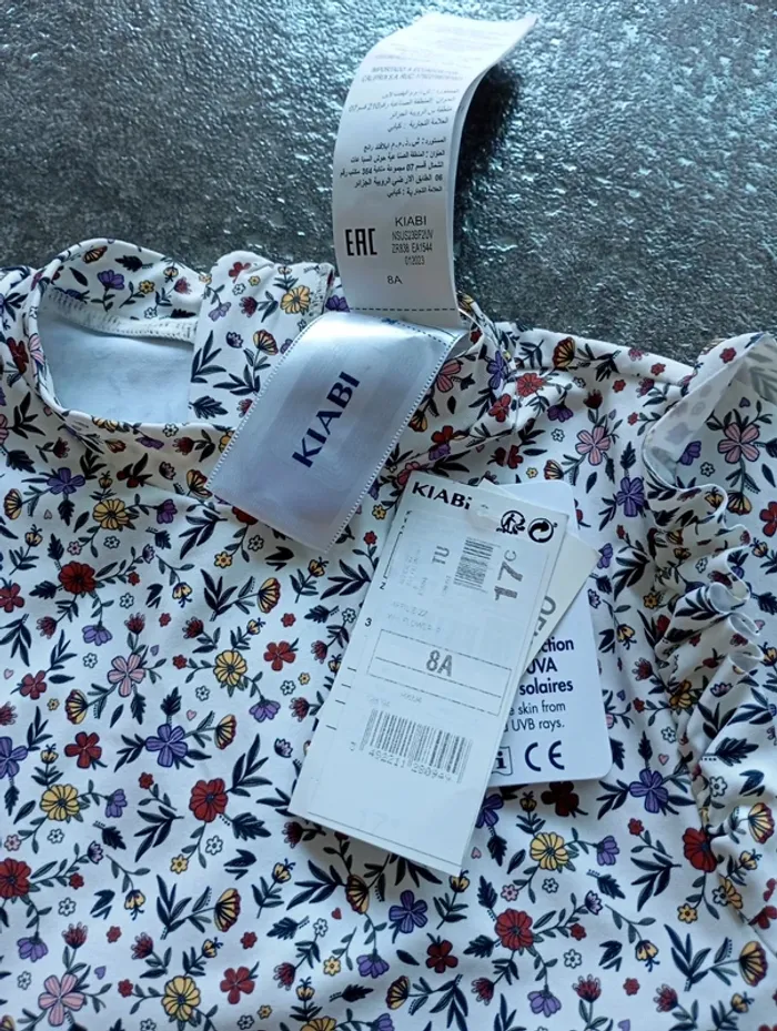 Kiabi t-shirt Anti Uv floral neuf 8 ans - photo numéro 3