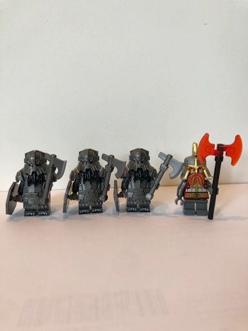Figurine type lego Gimli avec 3 nains. le seigneur des anneaux