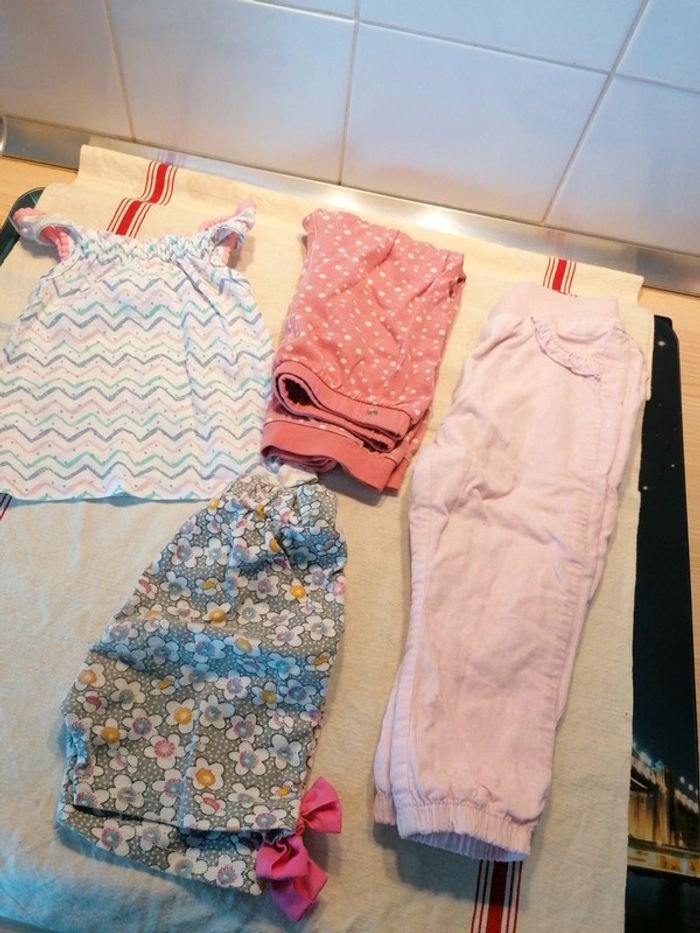 Lot de 4 vêtements taille 12 mois