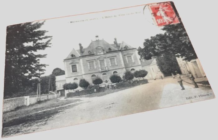Carte postale ancienne Méréville (Essonne) L' Hôtel de Ville vu du Mail