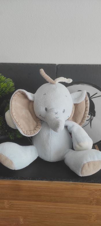 Doudou musical éléphant bleu beige peluche nattou croix marron blanc
