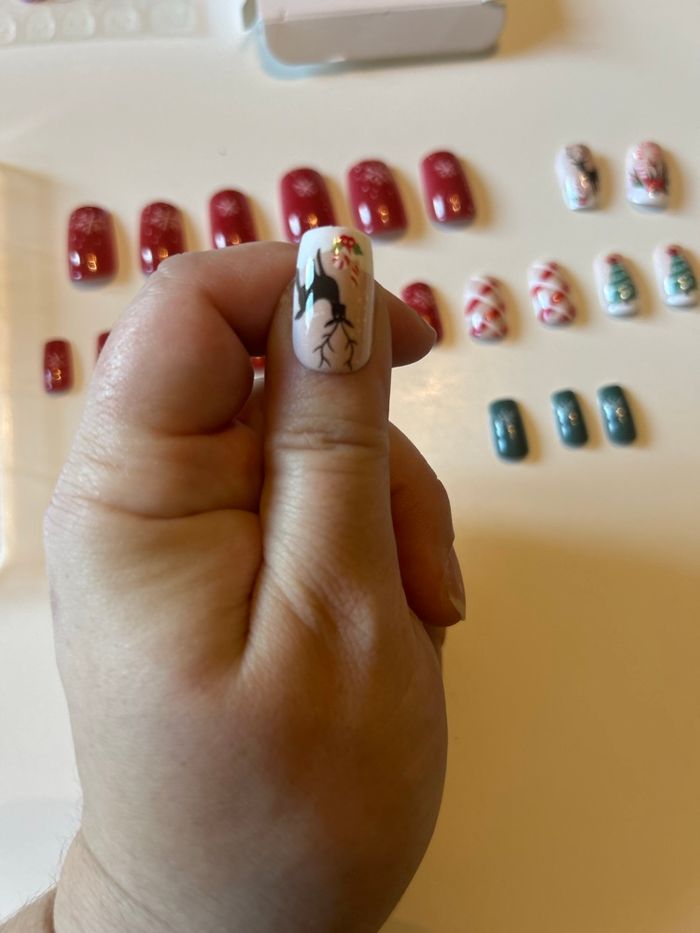 Lot 24 press on nails / faux-ongles 💅🏻 thème et motifs Noël - photo numéro 3