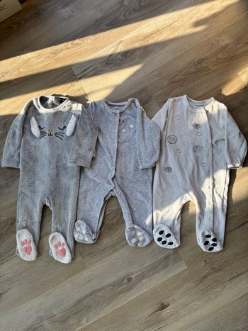 Lot pyjamas garçon taille 12 mois 