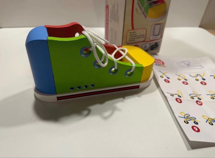 Chaussures en bois pour apprendre à faire ses lacets - photo numéro 2