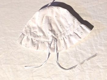 Bonnet Dessins Soleil Lignes Courbes Ficelle Elastique Vêtement Accessoire Petits Enfants Bébés