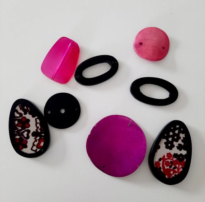 Perles rose blanches et noires création bijoux #lora11loisircreatif