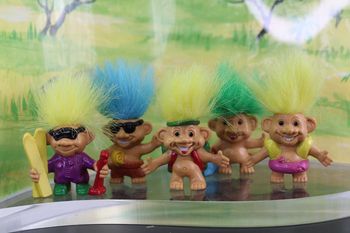 Lot figurines trolls en vacances