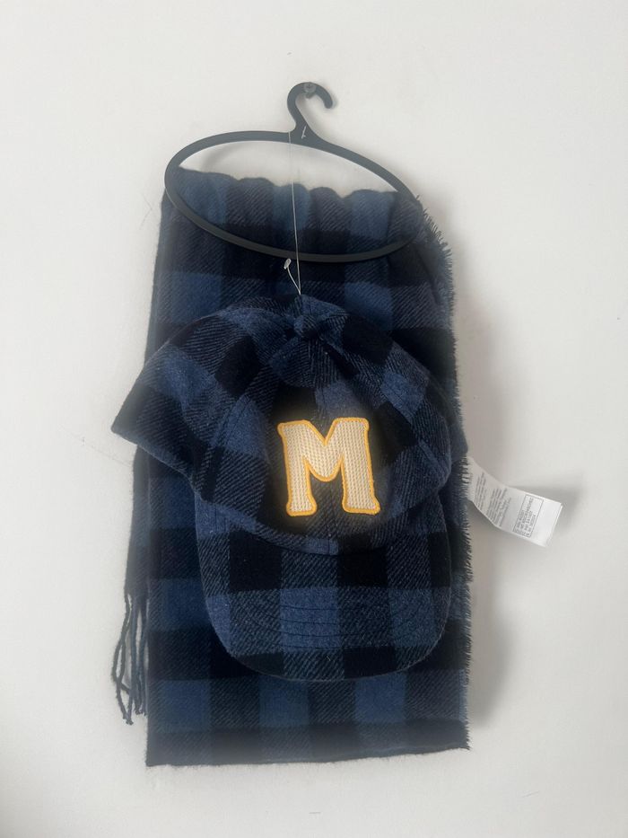 Casquette et écharpe