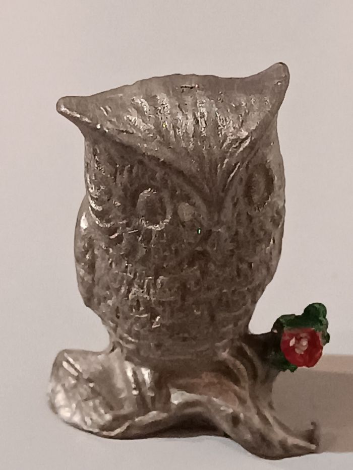 Chouette en étain à la rose