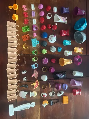 Lot vêtements et accessoires playmobil