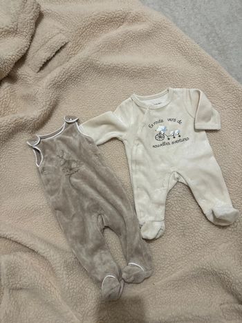 Lot deux pyjama bébé 45 cm et 00 mois