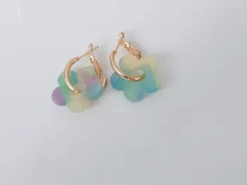 Boucles d’oreilles fleurs en résine – anneaux dorés
