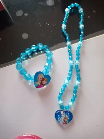 Lots de un bracelet et un collier reine des neiges