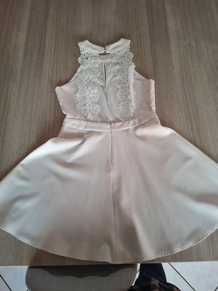 Robe blanche attacher au cou dos nu - photo numéro 4