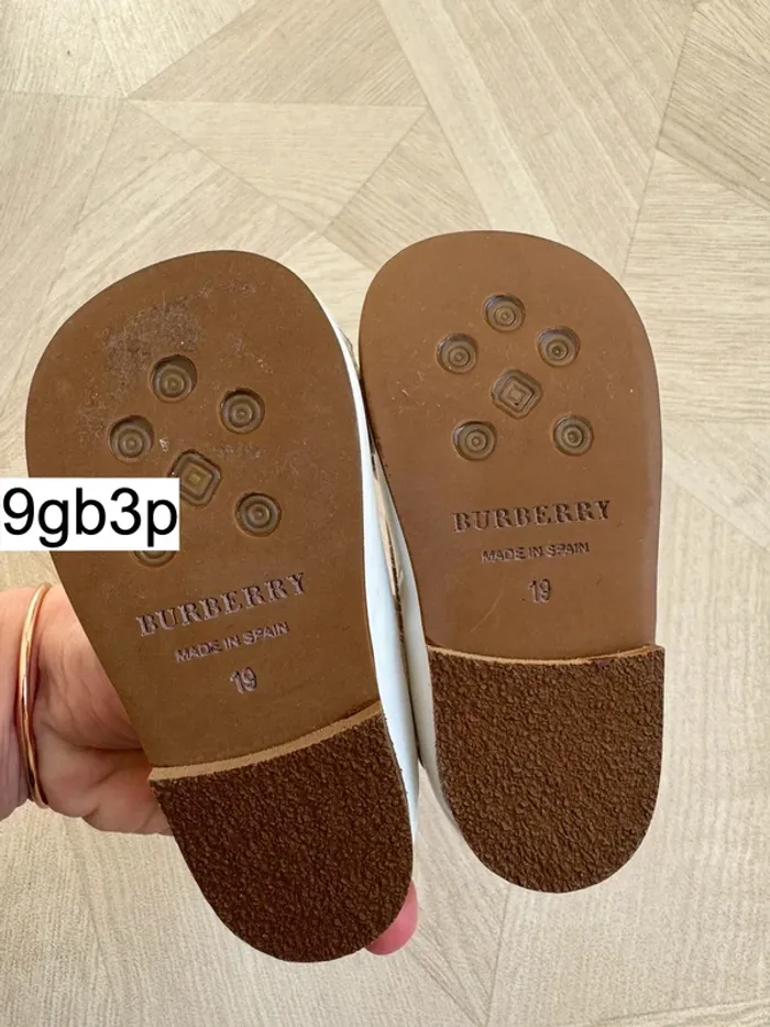 Chaussure burberry neuves - photo numéro 2