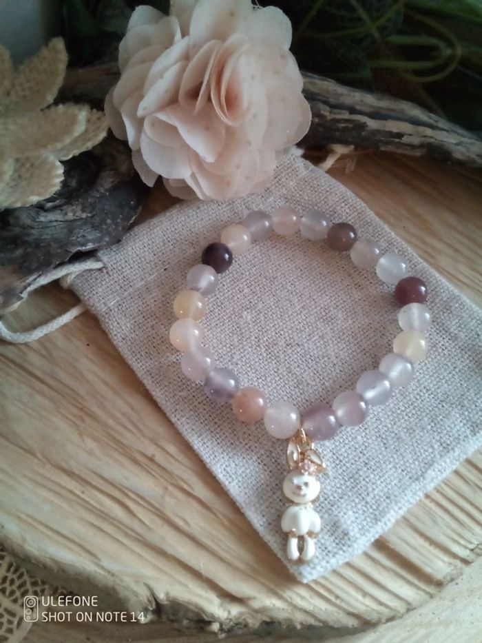 Bracelet douceur en pierres naturelles d'agate et doudou lapin 🐰.