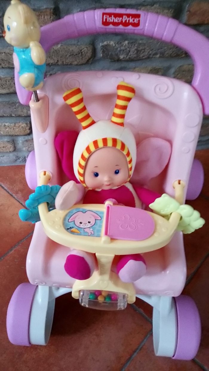 Petite poussette bébé fille