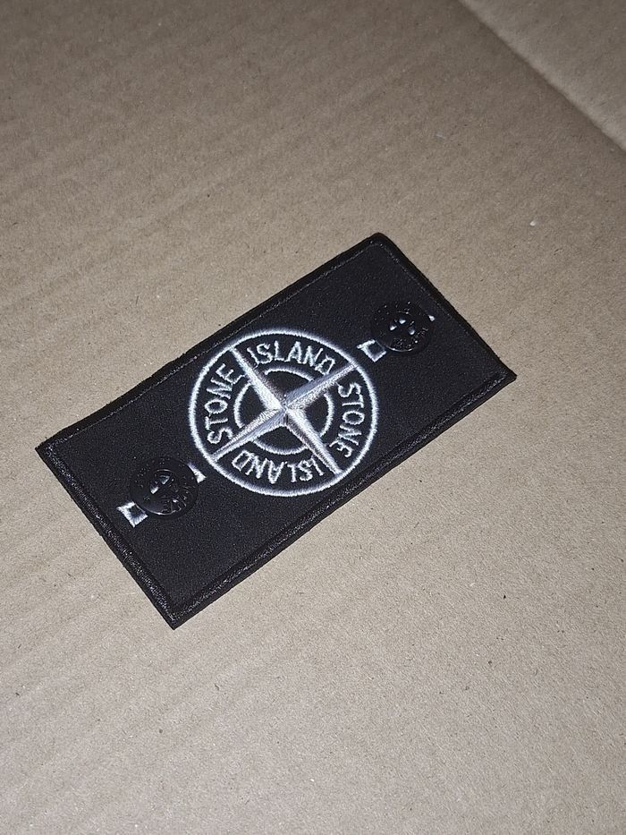 1 Patch Stone Island blanc + 2 boutons - photo numéro 3