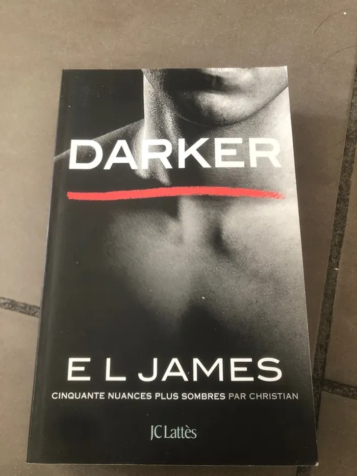 Livre darker EL James 📕 - photo numéro 2