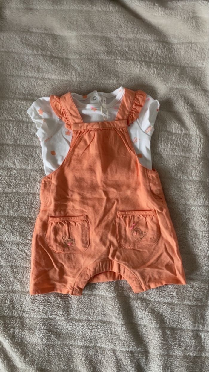 Ensemble salopette et t-shirt