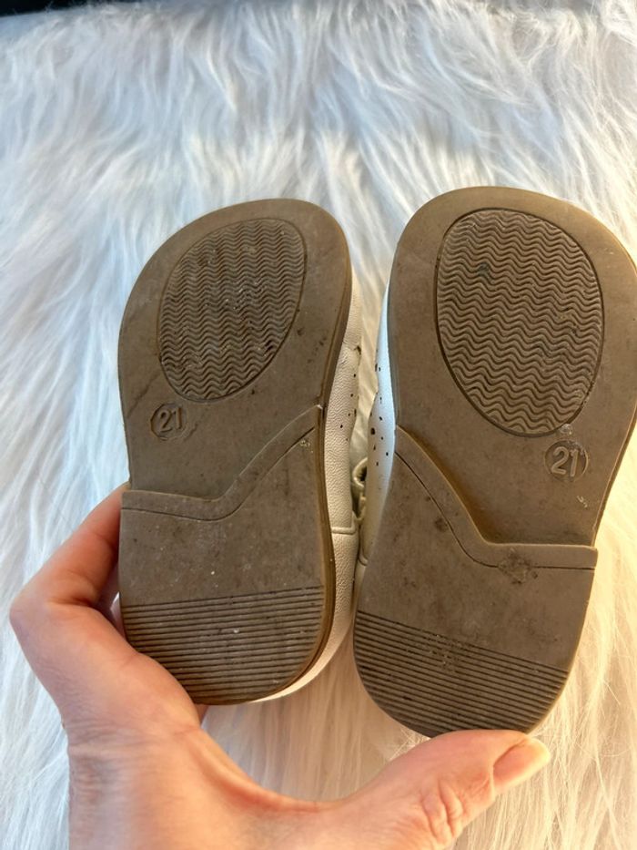 Petite paire de chaussures 🥰 pointure 21 - photo numéro 4
