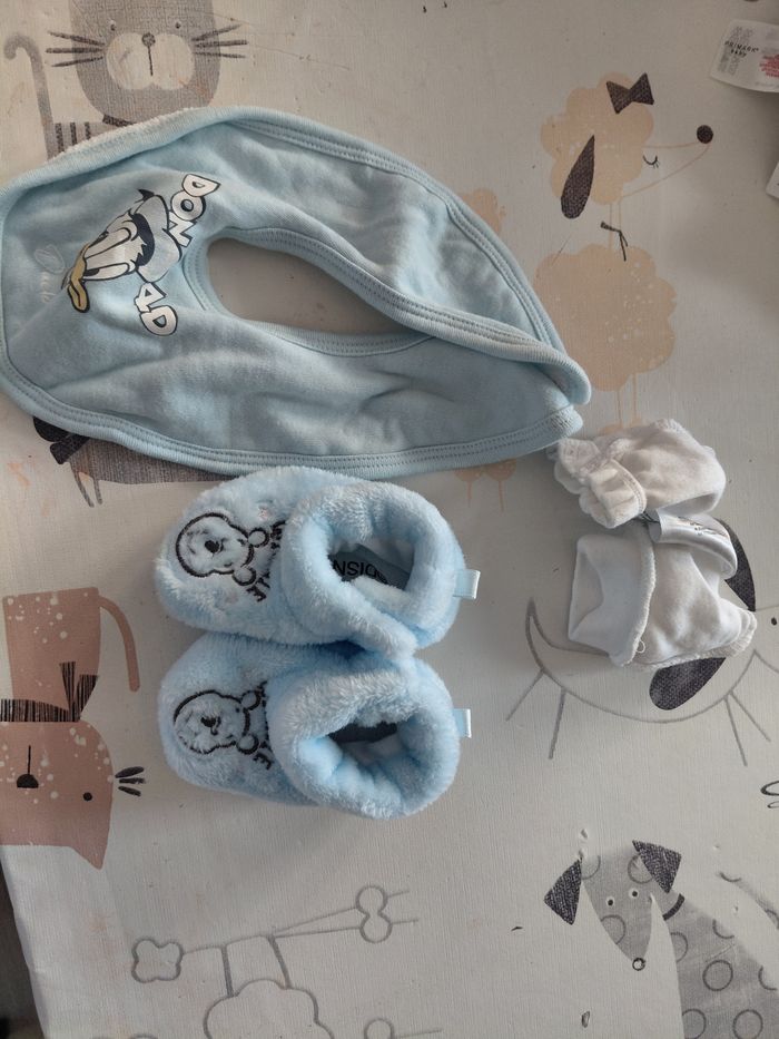 Lot de bonnets, moufles, pantoufles ainsi qu'un bavoir - photo numéro 7